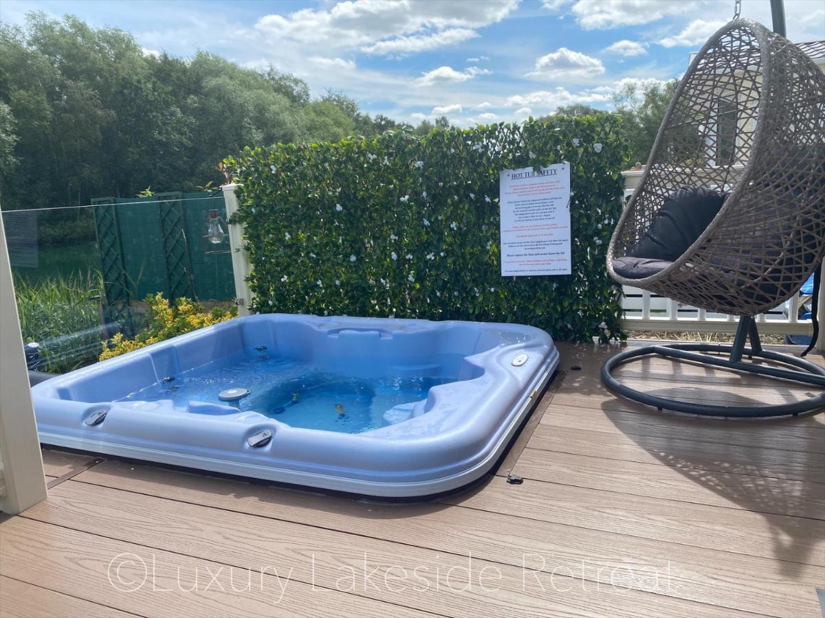 Hotel Lakeside Retreat With Hot Tub & Fishing Peg At Tattershall Lakes Country Park Exterior foto