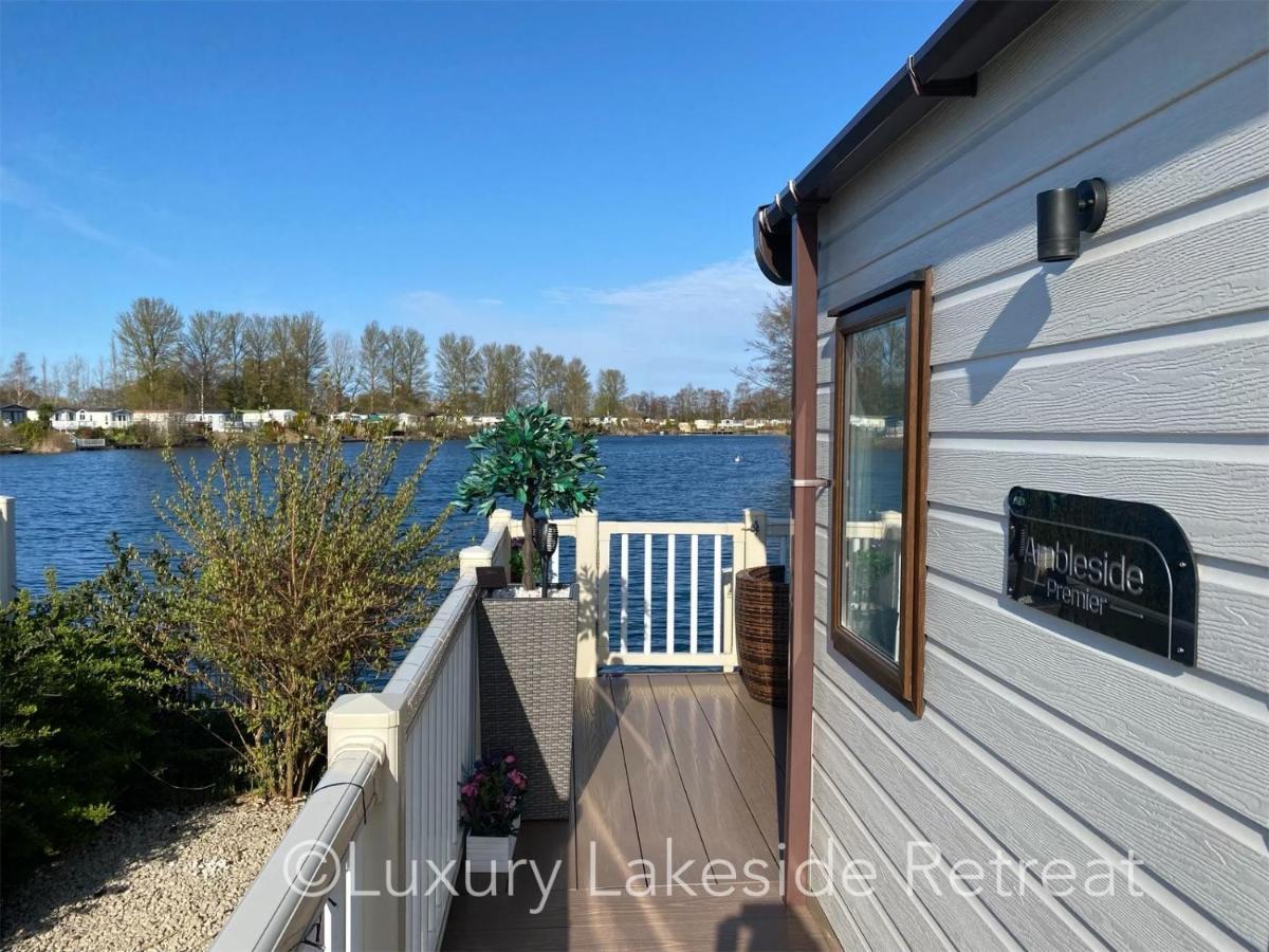 Hotel Lakeside Retreat With Hot Tub & Fishing Peg At Tattershall Lakes Country Park Exterior foto