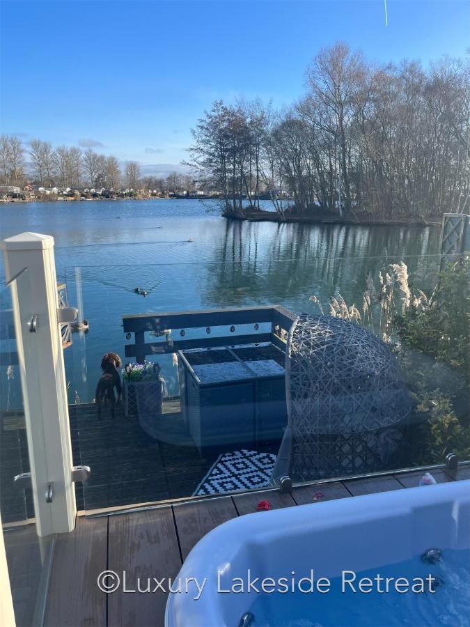 Hotel Lakeside Retreat With Hot Tub & Fishing Peg At Tattershall Lakes Country Park Exterior foto